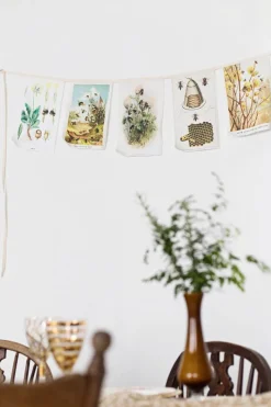 Women Lazybones Precious Bees Garland